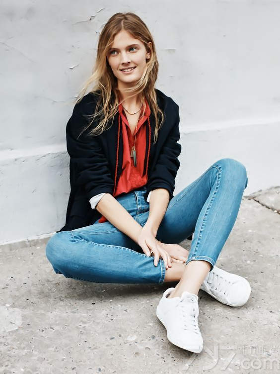 牛仔搭配图片女,牛仔搭配什么鞋,牛仔搭配什么衣服好看