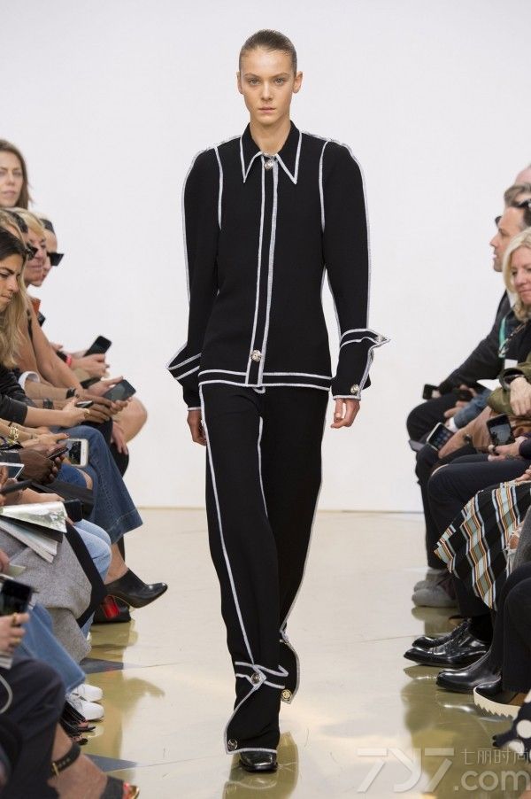 把睡衣穿出街 时髦精们玩转自由造型