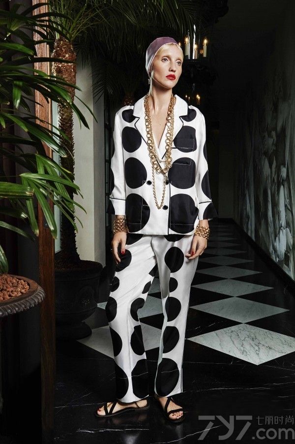 把睡衣穿出街 时髦精们玩转自由造型