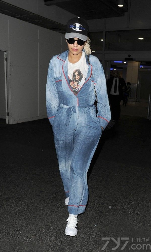 把睡衣穿出街 时髦精们玩转自由造型