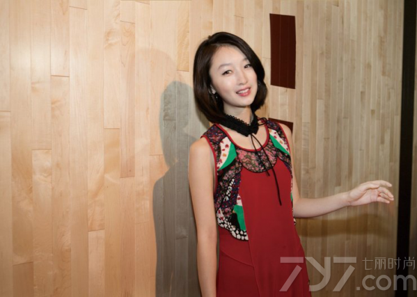 从‘山楂树’到时装周 周冬雨气质蜕变一路高歌