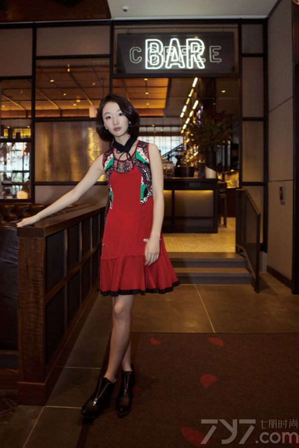 从‘山楂树’到时装周 周冬雨气质蜕变一路高歌