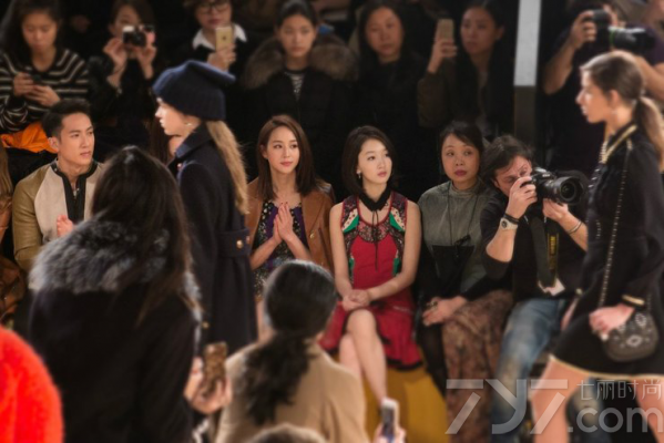 从‘山楂树’到时装周 周冬雨气质蜕变一路高歌