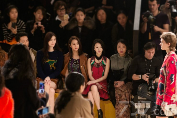 从‘山楂树’到时装周 周冬雨气质蜕变一路高歌