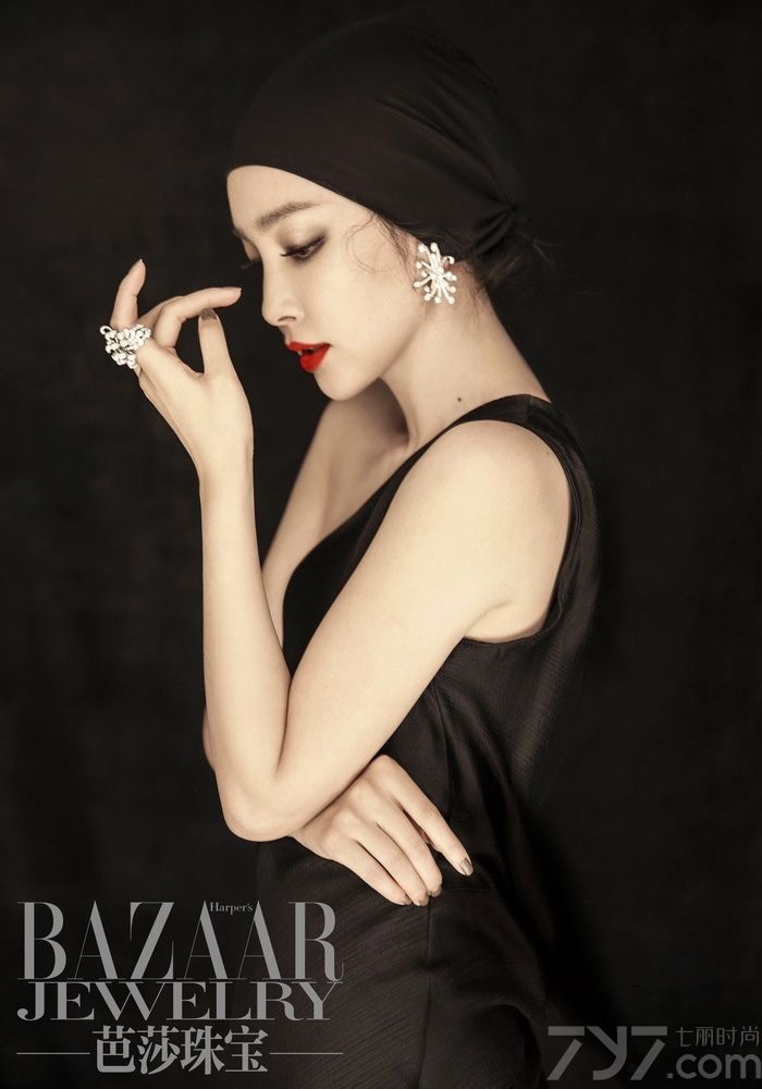 李冰冰首度为《芭莎珠宝》拍摄封面大片。照片中，李冰冰一身复古装扮尽显神秘美丽，复古黑白色头巾代替繁复发型，衬托出顶级珠宝华丽和闪耀，以一种静水流深的力量倾诉出纯粹自我的人生态度。