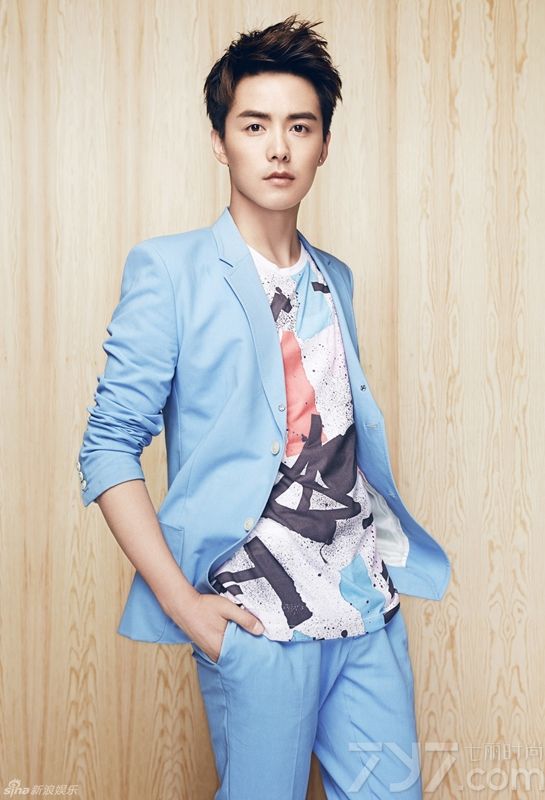 近日，马天宇曝光了一组最新时尚写真大片。图片中，马天宇身着天蓝色休闲西装，轻熟男魅力十足，尽显干净阳光的型男气质，优雅舒适不失洒脱随性，展现出率性纯真的自我。在清澈的眼神更显独特的暖男气质。