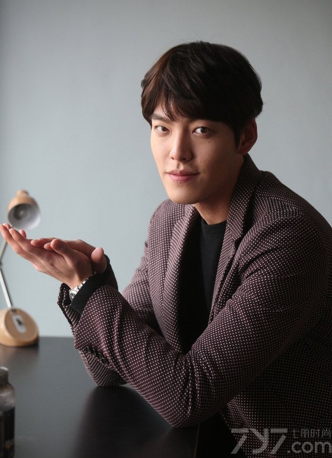 近日，韩国男星金宇彬为新片“Twenty”拍摄了一组宣传写真，图片中一身西装服饰，简约而不失格调，大展独具一格的时尚范，再加上长腿欧巴完美的身材比例，更加突显了自身的个人魅力，诠释阳光暖男气质。