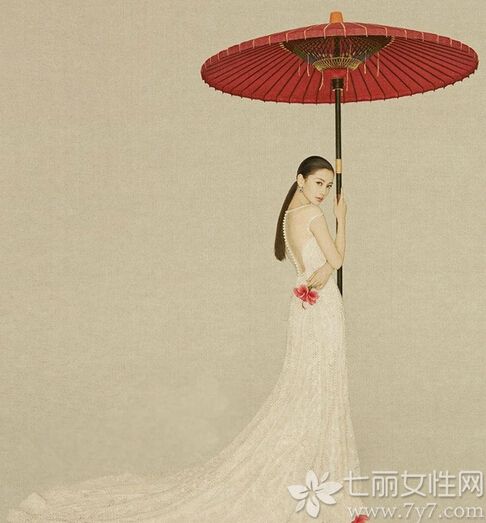 摄影师孙郡为刘亦菲与杨颖拍摄了一组中国风写真图片，在他的镜头下神仙姐姐刘亦菲俏丽若三春之桃，杨颖则身材白色的婚纱非常的迷人有气质，两个人所走的路线都不同但都是为了展现出古韵流香的味道，你更喜欢谁呢？