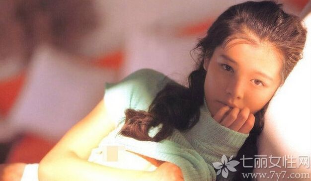 网传刚出道时的徐若瑄拍过三级片，其15岁的人体写真艺术照至今让宅男们为之疯狂，清纯的外表下魔鬼般的身材充满诱惑，而今38岁的徐若瑄依旧性感妩媚，多了几分成熟韵味。下面就一起来回顾徐若瑄醉人的写真吧！