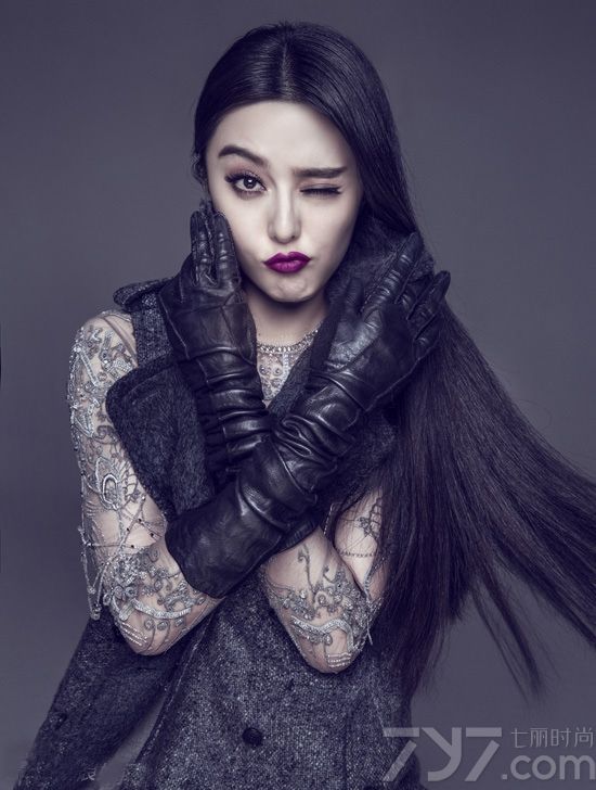 日前，台湾《美丽嘉人》“银十”封面，covergirl范冰冰大片曝光。此次是双方的首次合作，即撞出别样火花，这套写真以深色系为主，配合冰冰妩媚的妆容，时尚感爆表。