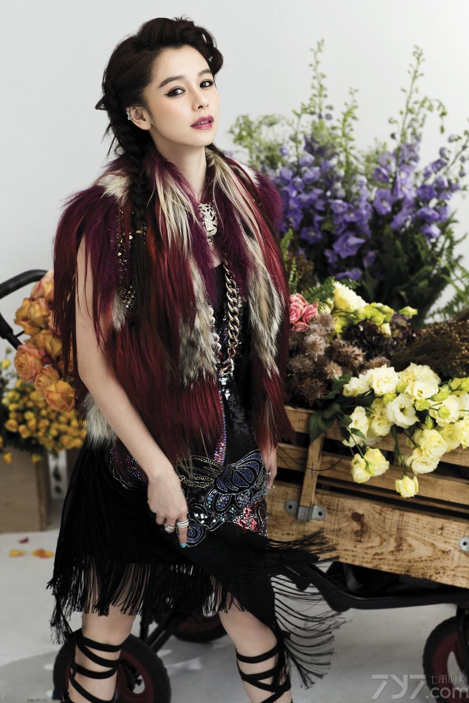 转眼徐若瑄已经结婚一周年，日前曝出一组新拍的花海写真图片。接受采访时Vivian说自己婚后最大的改变，是学习以家人为主。