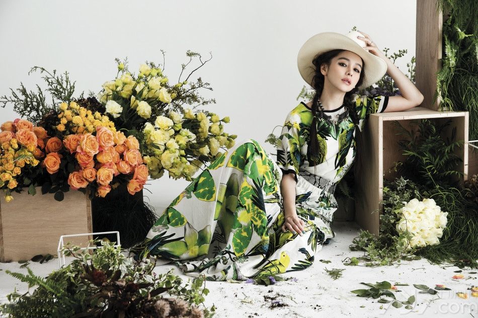 转眼徐若瑄已经结婚一周年，日前曝出一组新拍的花海写真图片。接受采访时Vivian说自己婚后最大的改变，是学习以家人为主。
