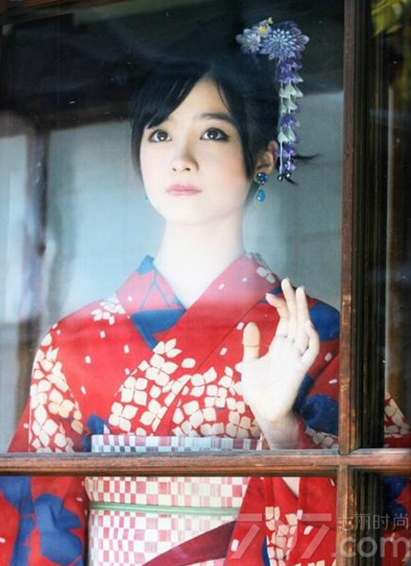 日本新生代人气偶像桥本环奈长相清纯可爱，15岁的她被日媒称为“千年难遇的偶像”“天使美少女”，近日她更是发行了首本个人和服写真集《Little Star -KANNA15-》，想要一睹绝世美人的容貌吗？那就赶紧来看看吧！