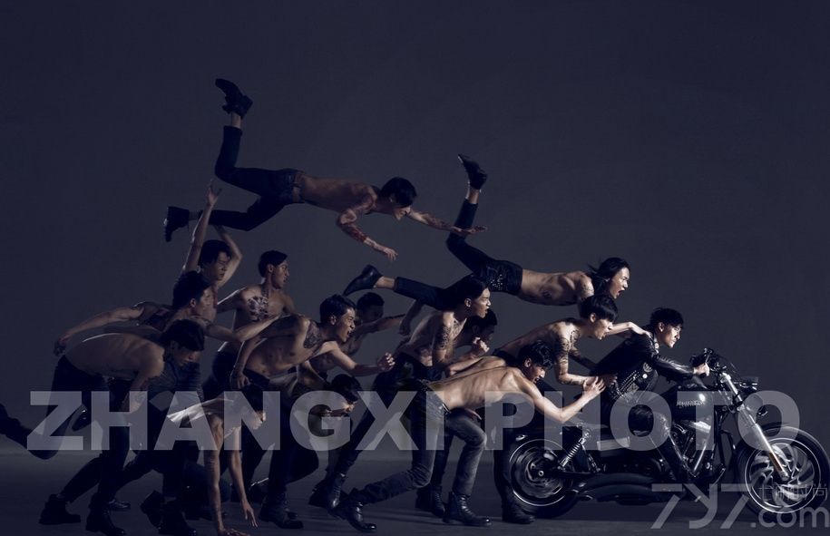 有着大叔魅惑气质的男人从来都让人迷恋，张震不仅有着这样一种引人遐想的气质，透露着“bad boy”的高冷范也总是让人想一探究竟。身着笔挺的西装，一对邪恶的翅膀毫无违和感，相比之下，痞子似的铆钉机车皮夹克更能凸显他的飒爽英姿。穿着有点“娘”的玫瑰图案西装却给人一种男人味，也是他独有的吸引力。