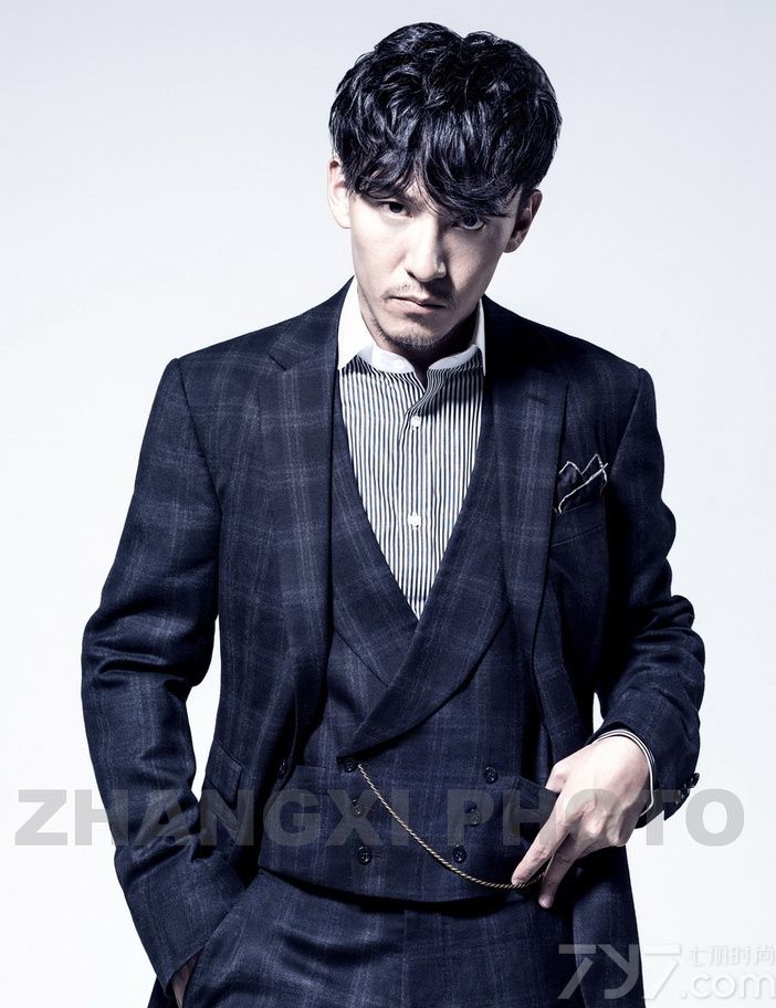 有着大叔魅惑气质的男人从来都让人迷恋，张震不仅有着这样一种引人遐想的气质，透露着“bad boy”的高冷范也总是让人想一探究竟。身着笔挺的西装，一对邪恶的翅膀毫无违和感，相比之下，痞子似的铆钉机车皮夹克更能凸显他的飒爽英姿。穿着有点“娘”的玫瑰图案西装却给人一种男人味，也是他独有的吸引力。