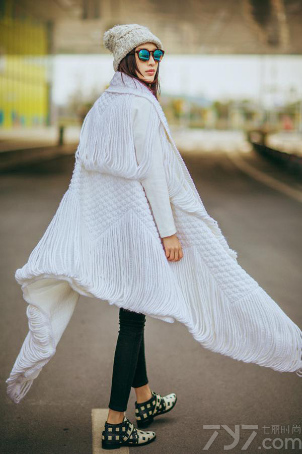 近日女神张俪拍摄了一组时尚写真大片，凭借自身高挑的身材，身穿白色镂空设计感十足的长款毛衣，内搭白色衬衫，下穿紧身牛仔裤，自然轻松的驾驭时尚休闲，个性又不失暖意，恰逢白色情人节的前夕，这让人不禁联想翩翩，下面就让我们一起来看看张俪的写真大片吧！