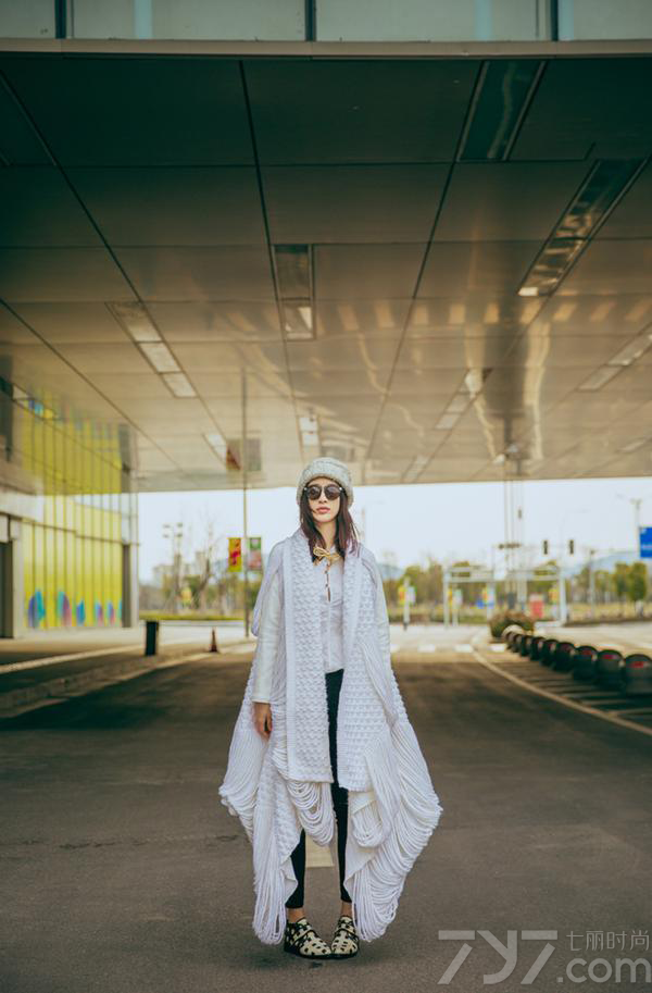 近日女神张俪拍摄了一组时尚写真大片，凭借自身高挑的身材，身穿白色镂空设计感十足的长款毛衣，内搭白色衬衫，下穿紧身牛仔裤，自然轻松的驾驭时尚休闲，个性又不失暖意，恰逢白色情人节的前夕，这让人不禁联想翩翩，下面就让我们一起来看看张俪的写真大片吧！