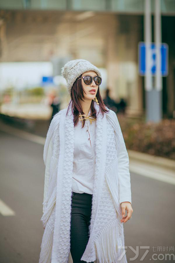 近日女神张俪拍摄了一组时尚写真大片，凭借自身高挑的身材，身穿白色镂空设计感十足的长款毛衣，内搭白色衬衫，下穿紧身牛仔裤，自然轻松的驾驭时尚休闲，个性又不失暖意，恰逢白色情人节的前夕，这让人不禁联想翩翩，下面就让我们一起来看看张俪的写真大片吧！