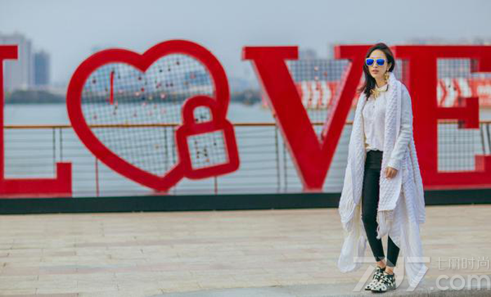 近日女神张俪拍摄了一组时尚写真大片，凭借自身高挑的身材，身穿白色镂空设计感十足的长款毛衣，内搭白色衬衫，下穿紧身牛仔裤，自然轻松的驾驭时尚休闲，个性又不失暖意，恰逢白色情人节的前夕，这让人不禁联想翩翩，下面就让我们一起来看看张俪的写真大片吧！