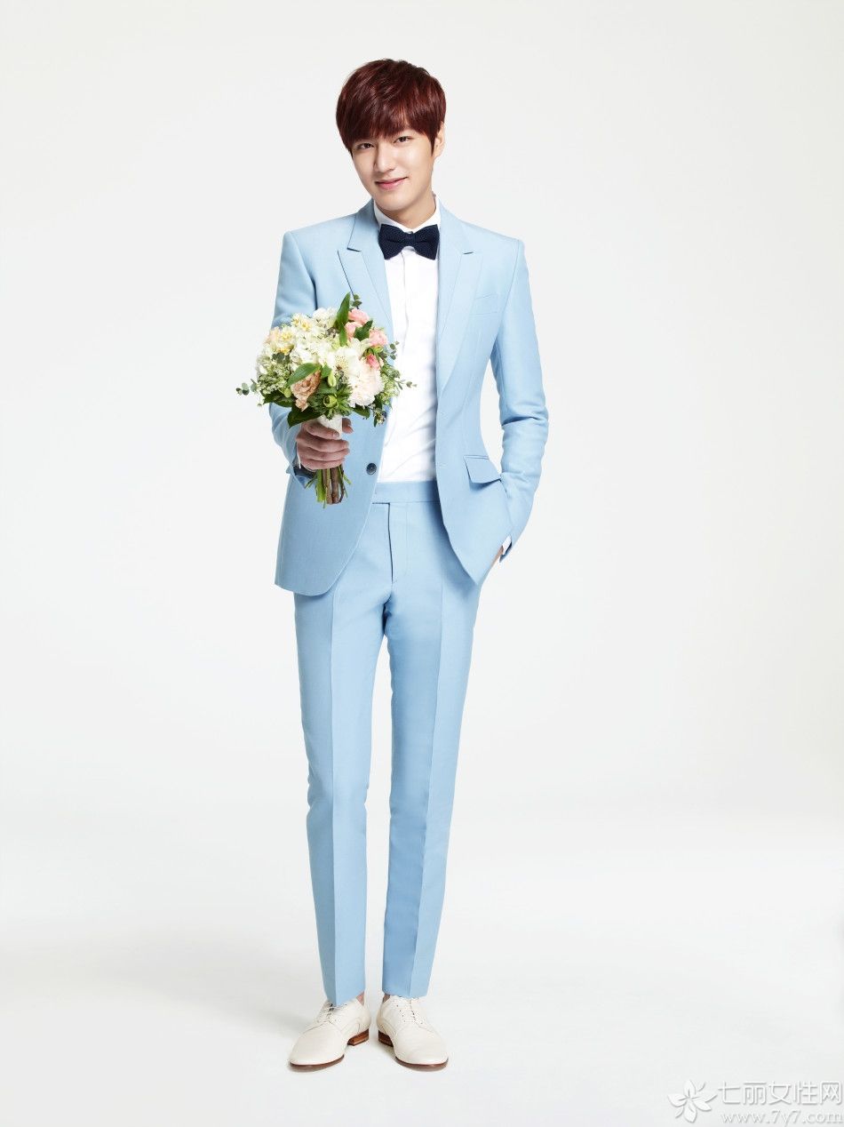 李敏镐拍摄的白色情人节写真公开，手持令女生倾心的花束和礼盒，白色亮眼的衬衫、黑色笔直的西裤越发帅气有型。