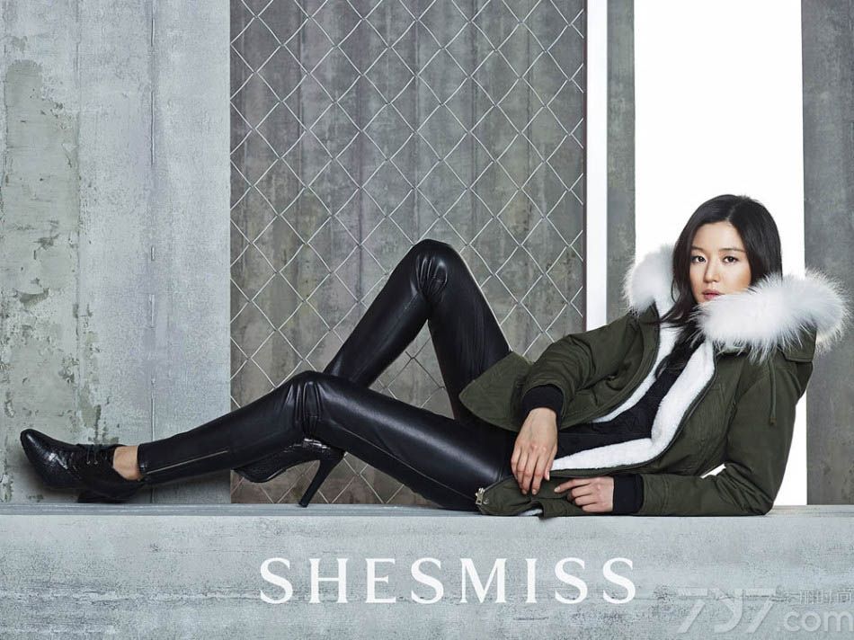 国民女神全智贤近日为某品牌拍摄了全新宣传写真。她剪去飘逸长发，以披肩短发亮相，尽展清新一面。