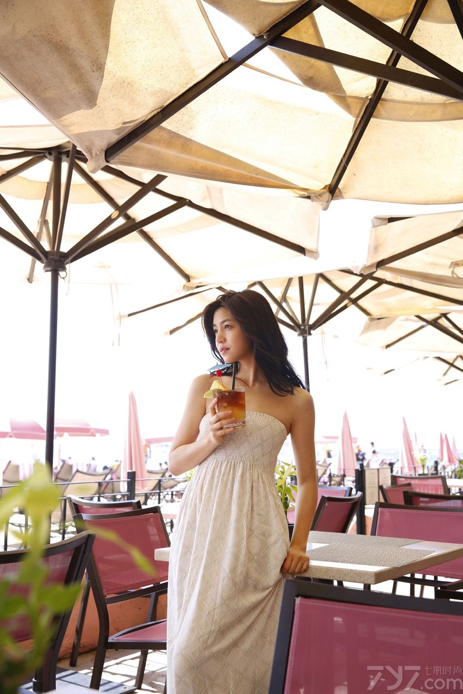 最近，陈妍希在夏威夷的一组清新美照曝光。不同于古装小龙女的造型，这次她以清凉夏装示人，给国内的粉丝带来浓浓的热带风情。照片中，纹理松散的中长发、素色抹胸长裙衬托出她的无瑕肌肤和淡雅气质。这引得很多网友纷纷评论：“这才是陈妍希的正确打开方式啊！”