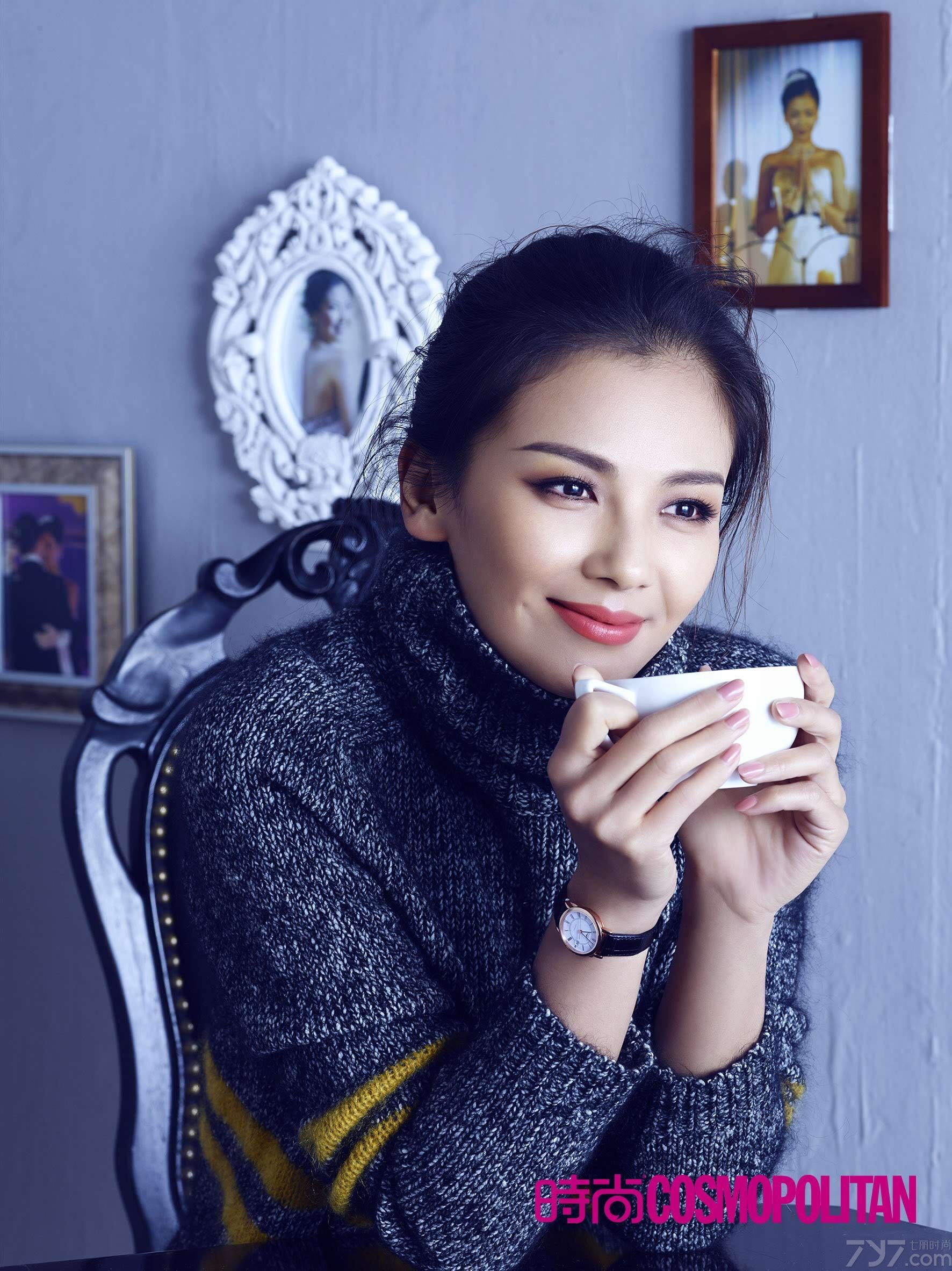 近日，刘涛登《cosmo》2015年1月开年特刊封面，拍摄一组时尚大片曝光。刘涛身着白纱长裙，眼神柔和，从容大气，时光女神隽永优雅。

刘涛以一袭灰色v领短裙打底，黑白格oversize风衣披肩，秀发利落盘起，眼神柔和，从容大气。在另一套造型中，身着淡蓝色抹胸流苏长裙，妆容精致，犹如一幅醉人画卷般如梦如幻。刘涛身着灰色高领针织衫搭配黑色细带腕表，轻托白色咖啡杯嫣然浅笑，在寒冷的冬日里给人以幸福的温暖。 