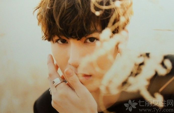 电影鸣梁海战有一双惊艳的眼睛，那就是日军水师中的狙击手，整片都以黑色蒙脸，刚出场时以为是女生，中箭后发出的惨叫此人实为男性。下面鲁敏宇写真整理了多张关于他的美艳图片。
