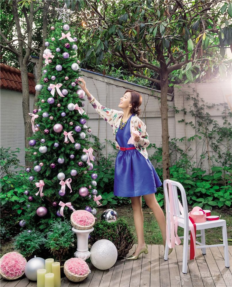 近日，张子萱为某杂志拍摄了一组明媚靓丽的圣诞大片。镜头中的张子萱甜美精致，在圣诞绿植及花束的簇拥中备显清新闪耀。为了配合拍摄，心灵手巧的张子萱还用多种令人意想不到的材料亲手制作出精美的圣诞花环等饰品，营造出浓浓的节日气氛。
正在热映的电影《匆匆那年》里，张子萱饰演的敢爱敢恨的林嘉茉给观众留下了深刻的印象，而由其主演的古装喜剧《医馆笑传》也将在不久后与大家见面，让人颇为期待她在喜剧领域的精彩表现。