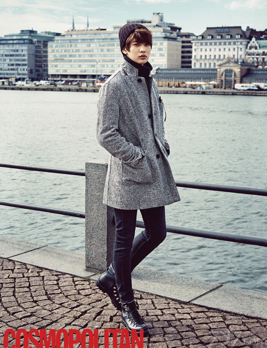 韩国人气组合SHINee成员崔珉豪是个90后男生，涉足歌手、演员、主持人、模特界，可谓十八般武艺样样精通。近日，崔珉豪携手某时尚杂志拍摄了一组写真图片，漫步在北欧街头的他魅力十足，深邃的眼神变身气质男。