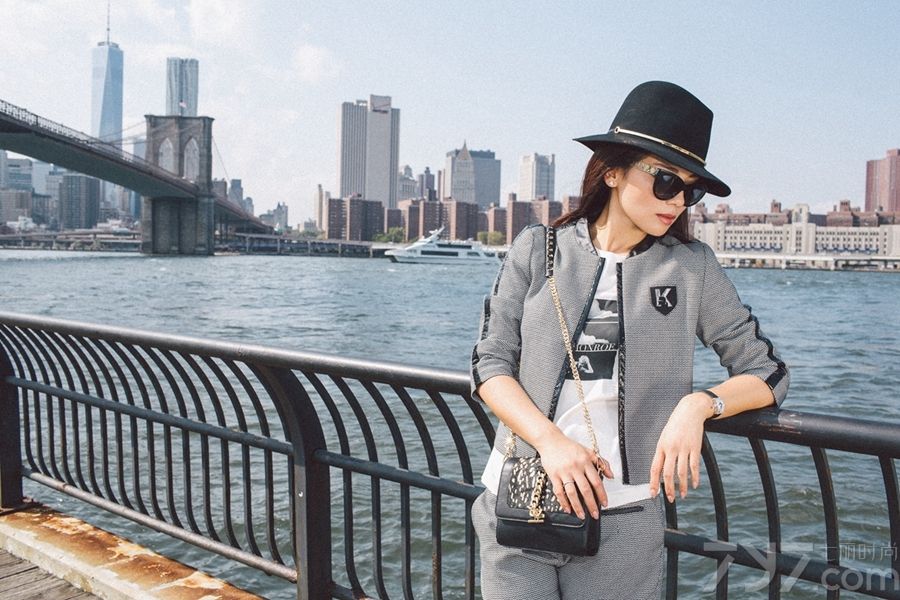 日前，刘涛曝光了一组于纽约街头拍摄的时尚大片。片中，刘涛尝试了多套美衣，造型美轮美奂，成熟优雅之余又不失率性大气。
片中，刘涛时而身着一袭黑色贴身连衣裙，高腰设计凸显出曼妙身材，独自置身于林立的楼群中，蓦然回首，流露出成熟女人的独特魅力；时而以个性亮片卫衣搭配墨绿色皮裙，棒球衫外套轻搭肩头，眼神冷峻目视远方，成为纽约街头一道靓丽的风景线；时而身着红色花纹长裙，妆容精致，波浪卷发复古味儿十足，指间点缀翠绿色宝石戒指，宝石配美人更是妩媚优雅，令人眼前一亮。