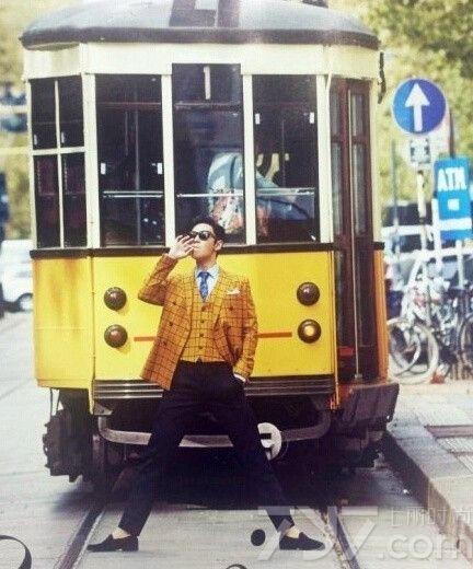 87年出身的崔胜贤出身于韩国首尔，2006年签约韩国YG娱乐公司，同年8月19日以演唱组合Bigbang正式出道，还拍摄过很多电影，取得好成绩，2014年参演电影《老千2》。下面一起来看看崔胜贤Choi Seung Hyun VOGUE韩国版11月刊写真图片，帅气型男打造复古雅痞风。