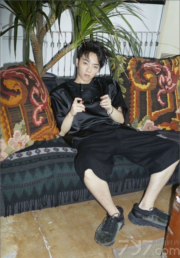 90后的华晨宇因为2013年9月27日获湖南卫视《快乐男声》年度总冠军出道，获得广大网友的喜爱。近日，华晨宇为意大利版《VOGUE》拍摄的内页大片。图片中，没有奢华的服装造型，没有浮夸的表情姿态。他用低调造型姿态展现出随心所欲的摆着各种高调pose。下面一起来看看华晨宇意版随性写真集图片吧！