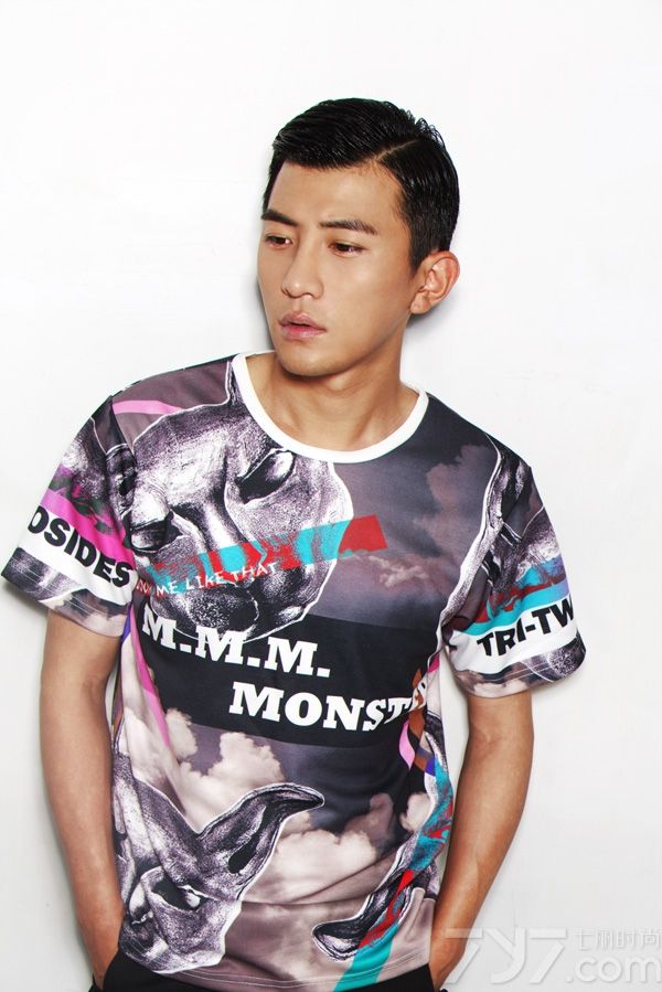 日前，大左的一组潮范儿写真首次曝光。时而展现阳光笑容，时而搞怪做鬼脸，镜头下，大左开朗又调皮的性格一览无余。礼帽、墨镜加上玩味十足的T恤，大左可谓百变潮男，外表阳光帅气的他也一直都拥有自己的时尚风格，颇受粉丝追捧。