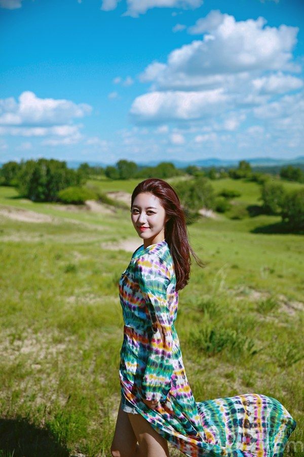 日前，演员张馨心曝光了一组草原旅行写真，蓝天白云绿地一扫城市喧嚣，风光无限。张馨心表示自己一直都非常喜欢草原，梦想有一天可以骑着草原牧马在一望无际的翠绿地毯上飞驰，也希望更多的人看到原野上的生命绽放的美丽。