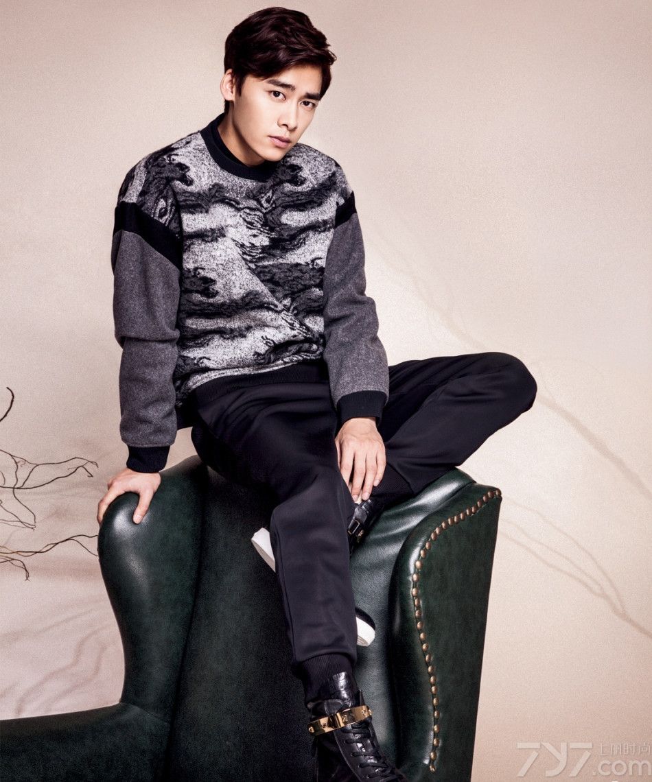 凭借《古剑奇谭》迈入网络热搜明星李易峰，以温暖秋冬造型登上《风度men''s uno》10月别册封面，寓意给这个秋冬季节带来浓浓的暖意。李易峰秋冬写真图片自然流露出暖男专注成熟魅力，帅气的外表成为了很多妹子心目中的男神。