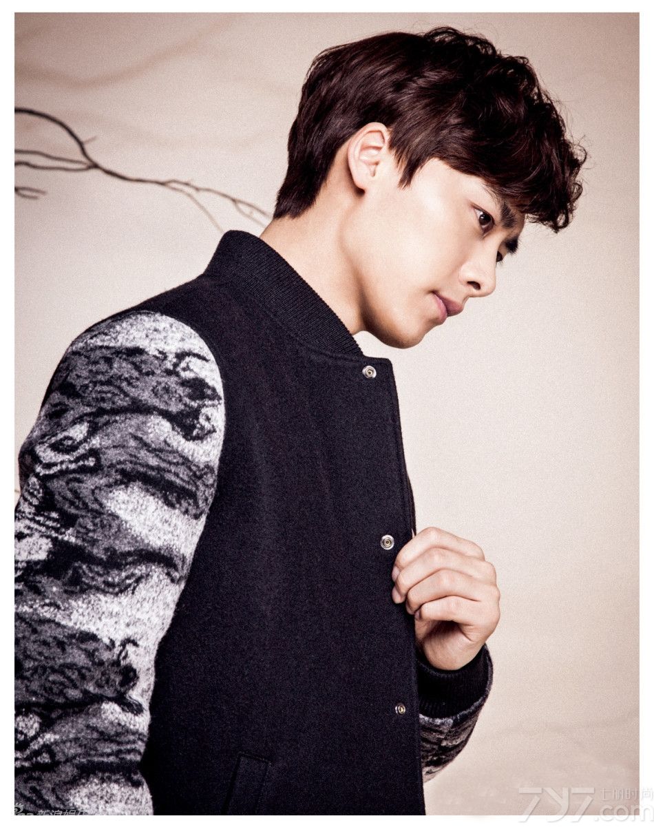 凭借《古剑奇谭》迈入网络热搜明星李易峰，以温暖秋冬造型登上《风度men''s uno》10月别册封面，寓意给这个秋冬季节带来浓浓的暖意。李易峰秋冬写真图片自然流露出暖男专注成熟魅力，帅气的外表成为了很多妹子心目中的男神。