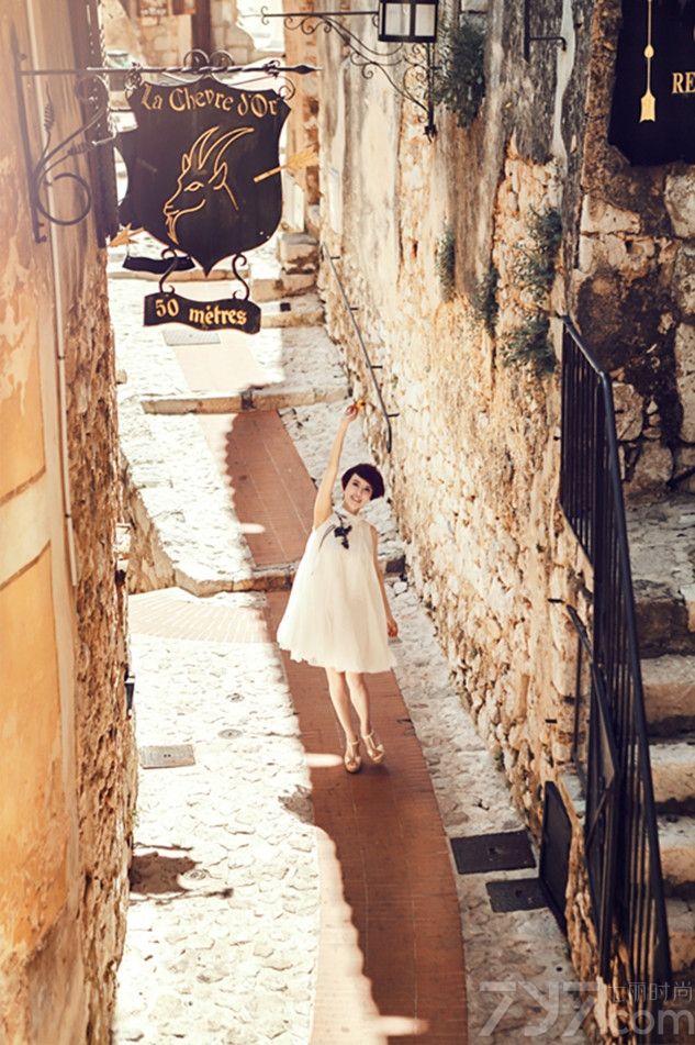 近日，金巧巧曝出了一组精美的巴黎时尚写真。一袭简约白纱裙的金巧巧漫步在巴黎街头，一头红发在艳阳下格外亮眼，大展夏日浓情。暖黄的复古色调中金巧巧或是随意坐在路边，或是轻快前行，宛如重回无忧少女时光。