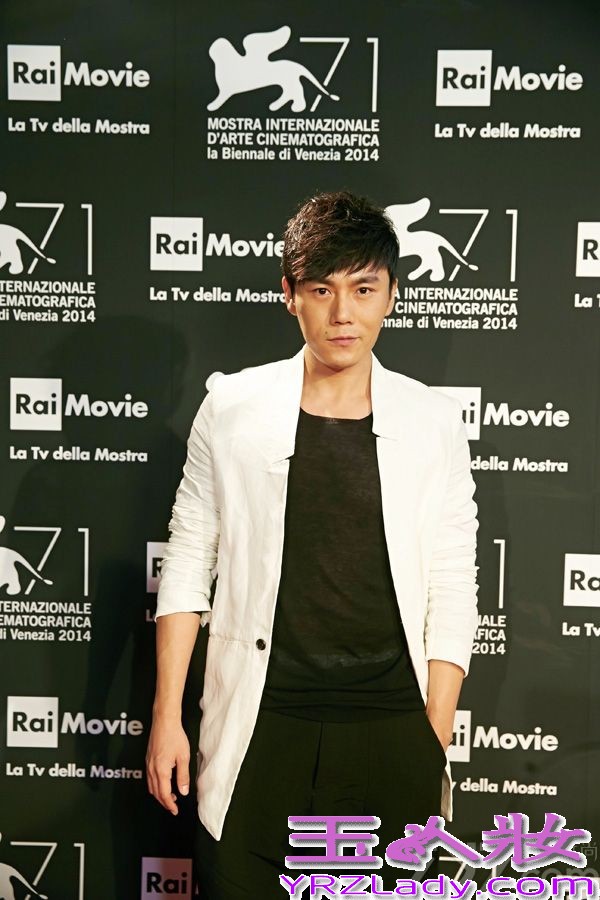 今日，秦昊出席电影《闯入者》的威尼斯发布会，以一身黑白配帅气亮相，笑容亲和不失气场。曾多次入围戛纳、柏林，秦昊已经是国际电影节的常客。
据悉，秦昊在《闯入者》中可谓一大亮点。受访时，谈及为何接演该片，秦昊表示，其一是陪“太后”读书，吕中老师是自己非常欣赏的演员，其二则是舍命陪君子，意指王小帅，称大家能在一起完成优秀作品，是很好的经历。再次入围国际电影节，秦昊称感谢所有人的支持和祝福，更愿大家同样幸福快乐。