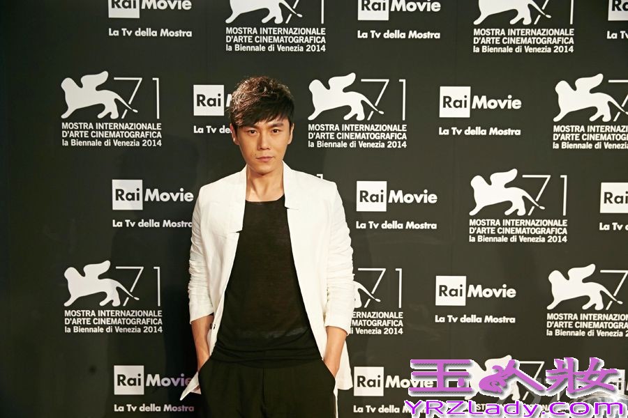 今日，秦昊出席电影《闯入者》的威尼斯发布会，以一身黑白配帅气亮相，笑容亲和不失气场。曾多次入围戛纳、柏林，秦昊已经是国际电影节的常客。
据悉，秦昊在《闯入者》中可谓一大亮点。受访时，谈及为何接演该片，秦昊表示，其一是陪“太后”读书，吕中老师是自己非常欣赏的演员，其二则是舍命陪君子，意指王小帅，称大家能在一起完成优秀作品，是很好的经历。再次入围国际电影节，秦昊称感谢所有人的支持和祝福，更愿大家同样幸福快乐。