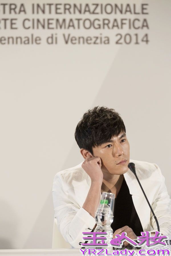 今日，秦昊出席电影《闯入者》的威尼斯发布会，以一身黑白配帅气亮相，笑容亲和不失气场。曾多次入围戛纳、柏林，秦昊已经是国际电影节的常客。
据悉，秦昊在《闯入者》中可谓一大亮点。受访时，谈及为何接演该片，秦昊表示，其一是陪“太后”读书，吕中老师是自己非常欣赏的演员，其二则是舍命陪君子，意指王小帅，称大家能在一起完成优秀作品，是很好的经历。再次入围国际电影节，秦昊称感谢所有人的支持和祝福，更愿大家同样幸福快乐。