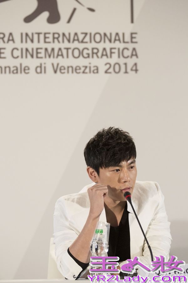 今日，秦昊出席电影《闯入者》的威尼斯发布会，以一身黑白配帅气亮相，笑容亲和不失气场。曾多次入围戛纳、柏林，秦昊已经是国际电影节的常客。
据悉，秦昊在《闯入者》中可谓一大亮点。受访时，谈及为何接演该片，秦昊表示，其一是陪“太后”读书，吕中老师是自己非常欣赏的演员，其二则是舍命陪君子，意指王小帅，称大家能在一起完成优秀作品，是很好的经历。再次入围国际电影节，秦昊称感谢所有人的支持和祝福，更愿大家同样幸福快乐。