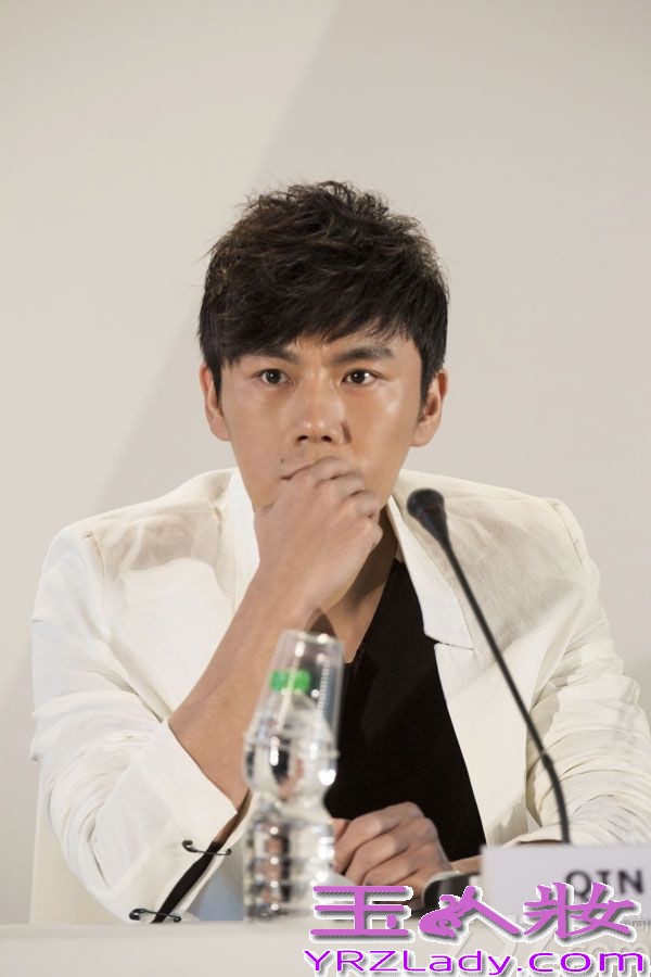 今日，秦昊出席电影《闯入者》的威尼斯发布会，以一身黑白配帅气亮相，笑容亲和不失气场。曾多次入围戛纳、柏林，秦昊已经是国际电影节的常客。
据悉，秦昊在《闯入者》中可谓一大亮点。受访时，谈及为何接演该片，秦昊表示，其一是陪“太后”读书，吕中老师是自己非常欣赏的演员，其二则是舍命陪君子，意指王小帅，称大家能在一起完成优秀作品，是很好的经历。再次入围国际电影节，秦昊称感谢所有人的支持和祝福，更愿大家同样幸福快乐。