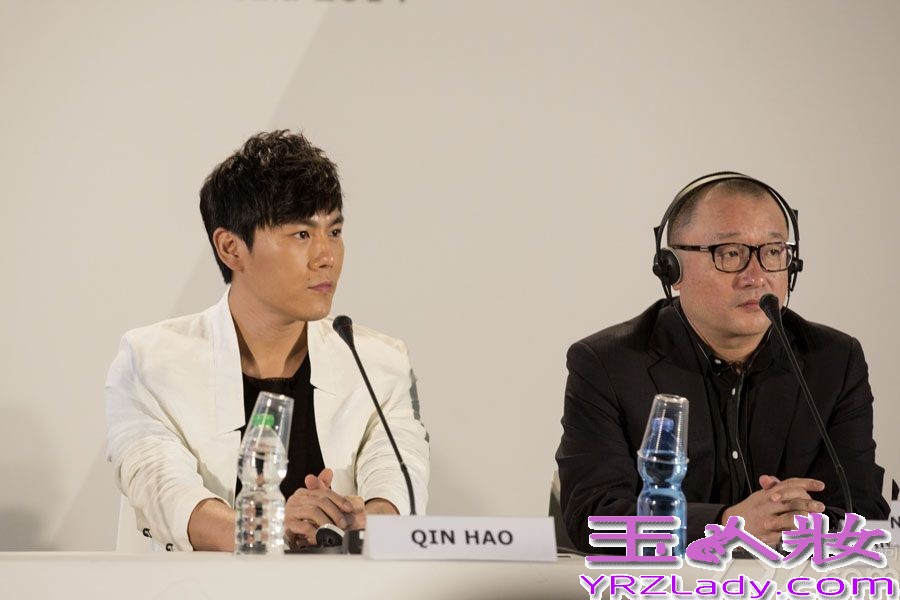 今日，秦昊出席电影《闯入者》的威尼斯发布会，以一身黑白配帅气亮相，笑容亲和不失气场。曾多次入围戛纳、柏林，秦昊已经是国际电影节的常客。
据悉，秦昊在《闯入者》中可谓一大亮点。受访时，谈及为何接演该片，秦昊表示，其一是陪“太后”读书，吕中老师是自己非常欣赏的演员，其二则是舍命陪君子，意指王小帅，称大家能在一起完成优秀作品，是很好的经历。再次入围国际电影节，秦昊称感谢所有人的支持和祝福，更愿大家同样幸福快乐。