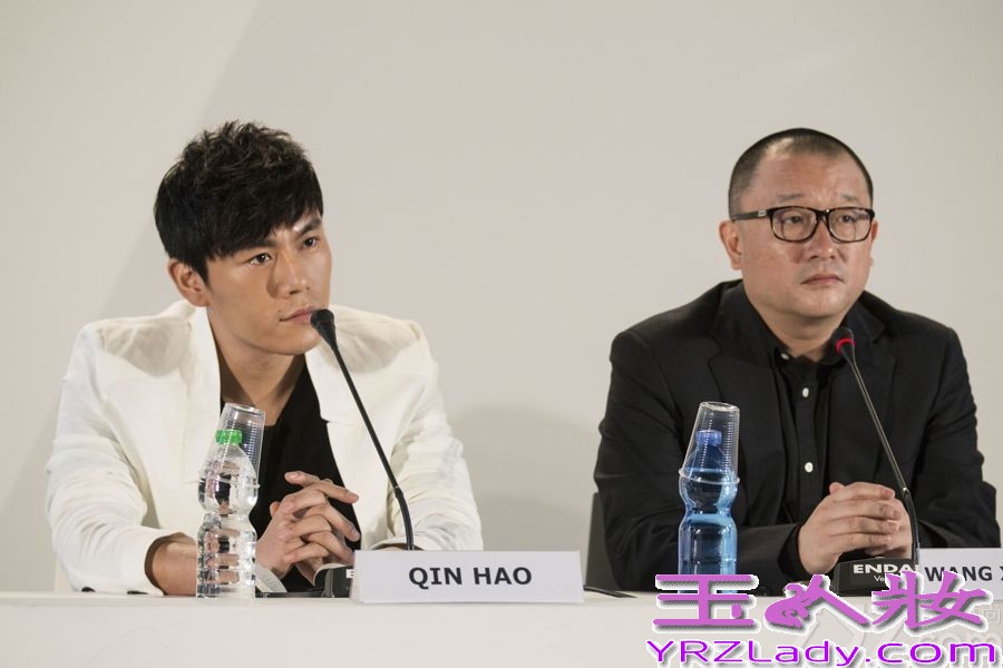 今日，秦昊出席电影《闯入者》的威尼斯发布会，以一身黑白配帅气亮相，笑容亲和不失气场。曾多次入围戛纳、柏林，秦昊已经是国际电影节的常客。
据悉，秦昊在《闯入者》中可谓一大亮点。受访时，谈及为何接演该片，秦昊表示，其一是陪“太后”读书，吕中老师是自己非常欣赏的演员，其二则是舍命陪君子，意指王小帅，称大家能在一起完成优秀作品，是很好的经历。再次入围国际电影节，秦昊称感谢所有人的支持和祝福，更愿大家同样幸福快乐。