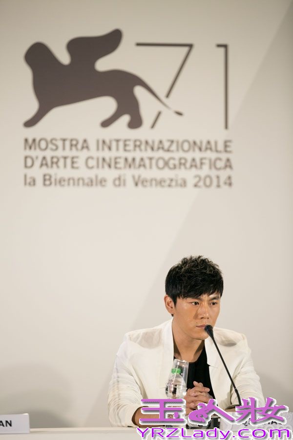 今日，秦昊出席电影《闯入者》的威尼斯发布会，以一身黑白配帅气亮相，笑容亲和不失气场。曾多次入围戛纳、柏林，秦昊已经是国际电影节的常客。
据悉，秦昊在《闯入者》中可谓一大亮点。受访时，谈及为何接演该片，秦昊表示，其一是陪“太后”读书，吕中老师是自己非常欣赏的演员，其二则是舍命陪君子，意指王小帅，称大家能在一起完成优秀作品，是很好的经历。再次入围国际电影节，秦昊称感谢所有人的支持和祝福，更愿大家同样幸福快乐。