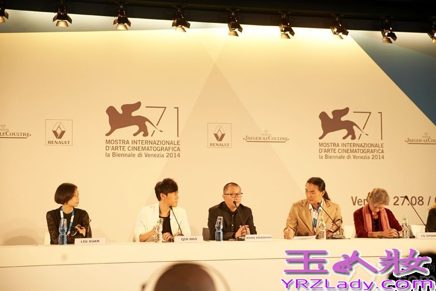 今日，秦昊出席电影《闯入者》的威尼斯发布会，以一身黑白配帅气亮相，笑容亲和不失气场。曾多次入围戛纳、柏林，秦昊已经是国际电影节的常客。
据悉，秦昊在《闯入者》中可谓一大亮点。受访时，谈及为何接演该片，秦昊表示，其一是陪“太后”读书，吕中老师是自己非常欣赏的演员，其二则是舍命陪君子，意指王小帅，称大家能在一起完成优秀作品，是很好的经历。再次入围国际电影节，秦昊称感谢所有人的支持和祝福，更愿大家同样幸福快乐。