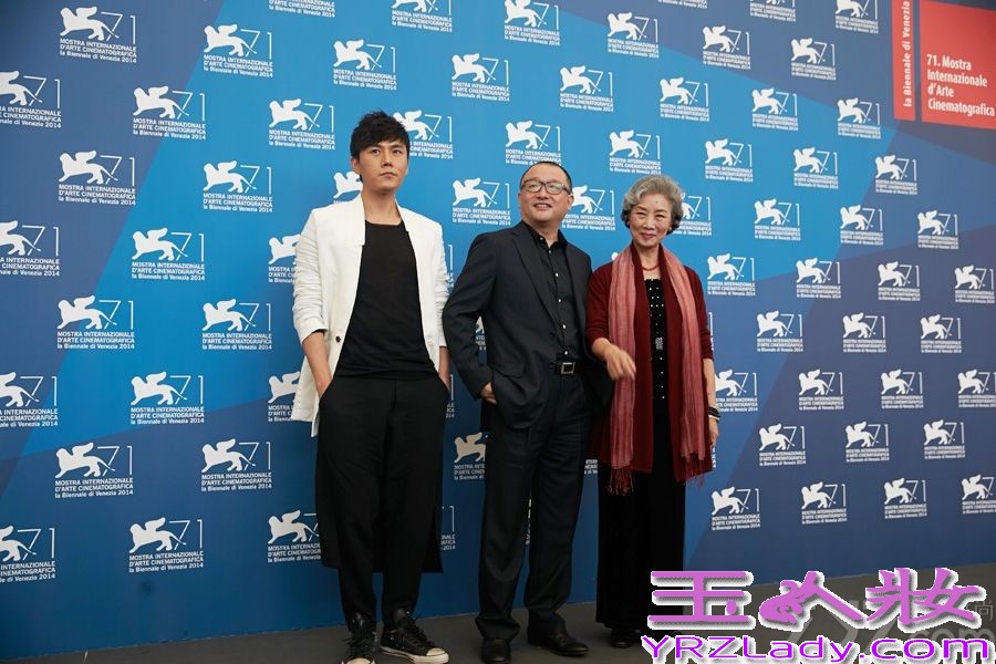 今日，秦昊出席电影《闯入者》的威尼斯发布会，以一身黑白配帅气亮相，笑容亲和不失气场。曾多次入围戛纳、柏林，秦昊已经是国际电影节的常客。
据悉，秦昊在《闯入者》中可谓一大亮点。受访时，谈及为何接演该片，秦昊表示，其一是陪“太后”读书，吕中老师是自己非常欣赏的演员，其二则是舍命陪君子，意指王小帅，称大家能在一起完成优秀作品，是很好的经历。再次入围国际电影节，秦昊称感谢所有人的支持和祝福，更愿大家同样幸福快乐。