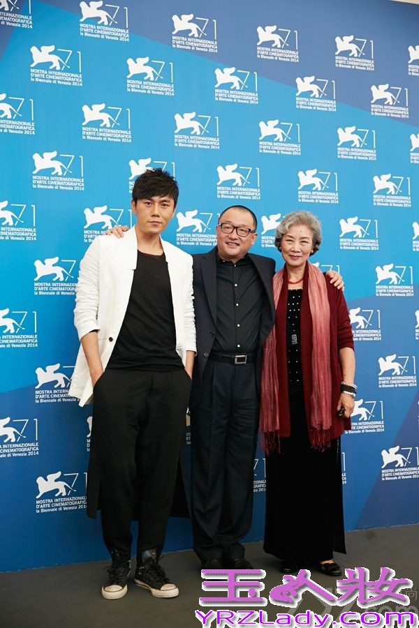 今日，秦昊出席电影《闯入者》的威尼斯发布会，以一身黑白配帅气亮相，笑容亲和不失气场。曾多次入围戛纳、柏林，秦昊已经是国际电影节的常客。
据悉，秦昊在《闯入者》中可谓一大亮点。受访时，谈及为何接演该片，秦昊表示，其一是陪“太后”读书，吕中老师是自己非常欣赏的演员，其二则是舍命陪君子，意指王小帅，称大家能在一起完成优秀作品，是很好的经历。再次入围国际电影节，秦昊称感谢所有人的支持和祝福，更愿大家同样幸福快乐。