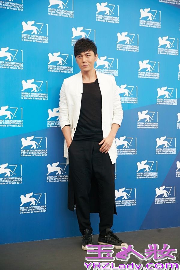 今日，秦昊出席电影《闯入者》的威尼斯发布会，以一身黑白配帅气亮相，笑容亲和不失气场。曾多次入围戛纳、柏林，秦昊已经是国际电影节的常客。
据悉，秦昊在《闯入者》中可谓一大亮点。受访时，谈及为何接演该片，秦昊表示，其一是陪“太后”读书，吕中老师是自己非常欣赏的演员，其二则是舍命陪君子，意指王小帅，称大家能在一起完成优秀作品，是很好的经历。再次入围国际电影节，秦昊称感谢所有人的支持和祝福，更愿大家同样幸福快乐。